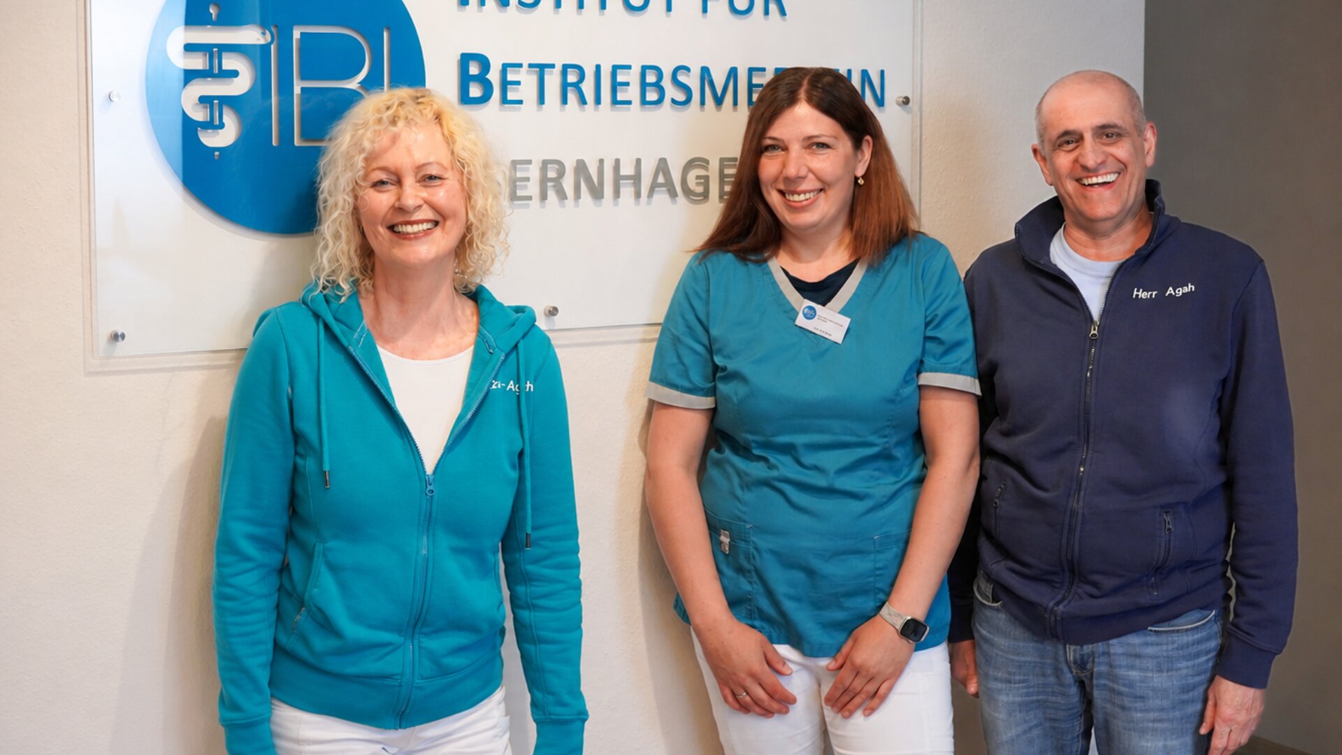 Das Team von IBI Isernhagen vor dem Praxisschild